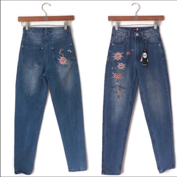 Boohoo | Emily Embroidered Mom Jeans P170 - Picture 3 of 9